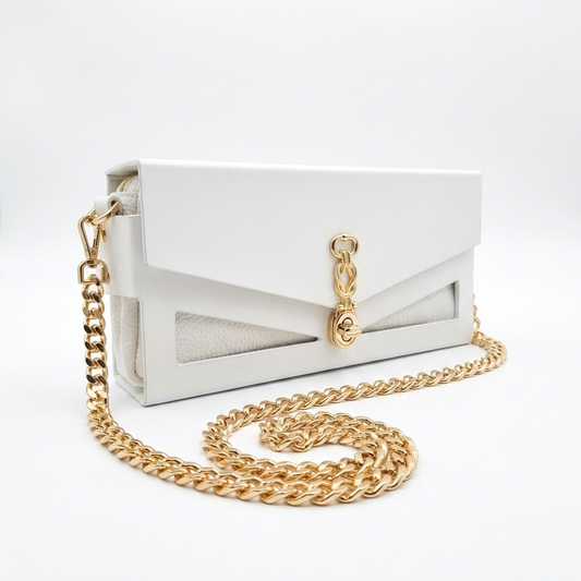 J’ÔTE Handtasche aus weißem Leder mit goldenem Knotenverschluss und goldenem Kettenriemen